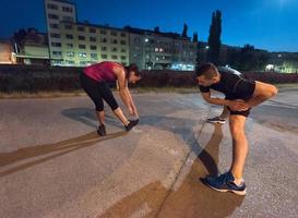 paar warming-up en stretching foto