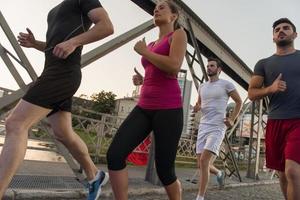 groep jongeren joggen over de brug foto