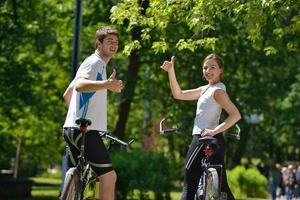 gelukkig stel fietst buiten op de fiets foto