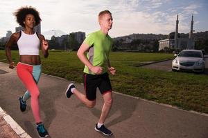 multi-etnische groep mensen aan het joggen foto