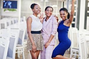 drie Afrikaanse vrouw in jurk poseren in restaurant. foto