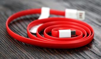 rode usb-kabel op houten tafel foto