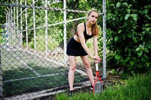 mooie sport vrouw tennisser met racket in sportkleding kostuum. foto