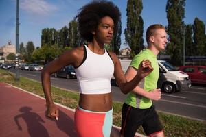 multi-etnische groep mensen aan het joggen foto