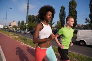 multi-etnische groep mensen aan het joggen foto