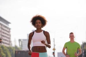 multi-etnische groep mensen aan het joggen foto