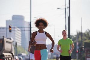 multi-etnische groep mensen aan het joggen foto