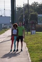 multi-etnische groep mensen aan het joggen foto