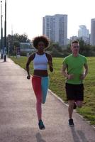 multi-etnische groep mensen aan het joggen foto