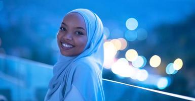 Afrikaanse moderne moslimvrouw in de nacht op het balkon foto