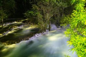 watervallen in de nacht foto