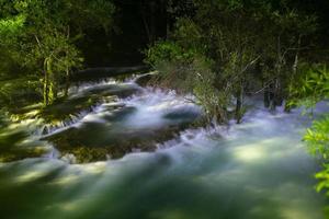 watervallen in de nacht foto