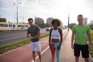 multi-etnische groep mensen aan het joggen foto