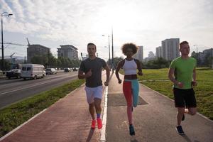 multi-etnische groep mensen aan het joggen foto