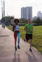 multi-etnische groep mensen aan het joggen foto