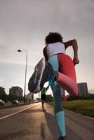 multi-etnische groep mensen aan het joggen foto