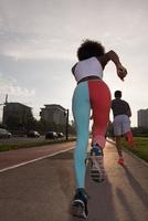 multi-etnische groep mensen aan het joggen foto