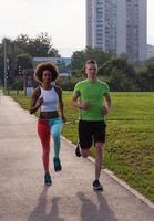 multi-etnische groep mensen aan het joggen foto