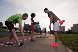 multi-etnische groep mensen aan het joggen foto