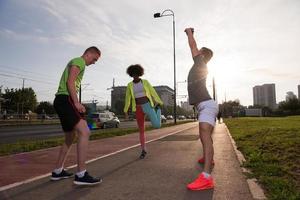 multi-etnische groep mensen aan het joggen foto