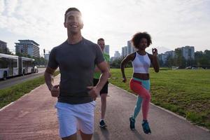 multi-etnische groep mensen aan het joggen foto