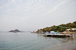 leeg strand in bodrum, turkije. blauwe lucht, wit zand, een droomvakantieplek om te ontspannen, snorkelen en uit te rusten. foto