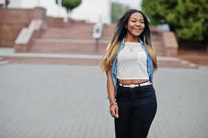 jonge zwarte vrouw poseerde in de stad. Afrikaanse vrouwen enkel portret. foto