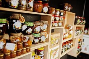 glazen potten met verschillende soorten jam en bessen van een supermarkt of supermarkt. zelfgemaakte conservenproducten. gemaakt met liefde. foto