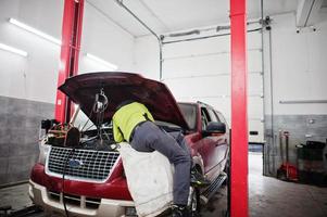 Amerikaanse suv auto voertuig reparatiewerkplaats met auto en gereedschap. auto onderhoud. foto