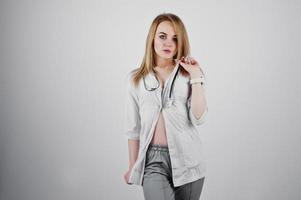 blonde sexy arts verpleegster met stethoscoop geïsoleerd op een witte achtergrond. foto