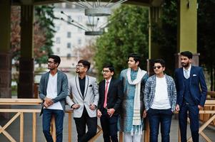 groep van zes Zuid-Aziatische Indiase mannen in traditionele, casual en zakelijke kleding. foto