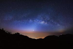 panorama melkwegstelsel bij doi luang chiang dao voor zonsopgang. foto met lange sluitertijd. met korrel