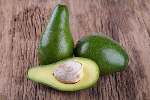 avocado op een houten ondergrond foto