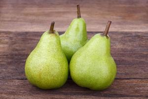 verse groene peren op oude houten tafel foto