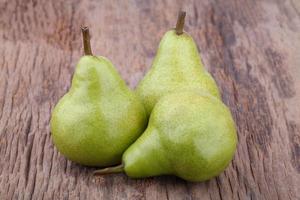 verse groene peren op oude houten tafel foto