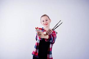 mooie vrouw kunstenaar schilder met borstels poseren in studio geïsoleerd op wit. foto