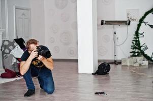 fotograaf schieten op studio. professionele fotograaf op het werk. masterclass. foto