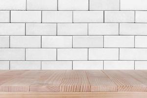 bruin houten tafelblad op witte betonnen muurachtergrond - kan worden gebruikt voor montage of om uw producten weer te geven foto