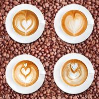 latte art koffie op gebrande koffiebonen achtergrond foto