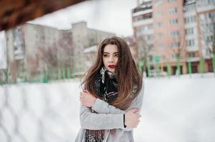 brunette casual meisje in sjaal in de winter op straat. foto