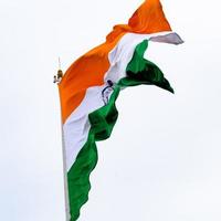 indiase vlag hoog op connaught plaats met trots in blauwe lucht, indiase vlag wapperen, indiase vlag op onafhankelijkheidsdag en republiek dag van india, tilt-up shot, wuivende indische vlag, har ghar tiranga foto