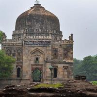 mughal-architectuur in lodhi-tuinen, delhi, india, prachtige architectuur in de moskee met drie koepels in lodhi-tuin zou de vrijdagmoskee zijn voor vrijdaggebed, lodhi-tuingraf foto