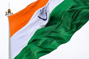 indiase vlag hoog op connaught plaats met trots in blauwe lucht, indiase vlag wapperen, indiase vlag op onafhankelijkheidsdag en republiek dag van india, tilt-up shot, wuivende indische vlag, har ghar tiranga foto