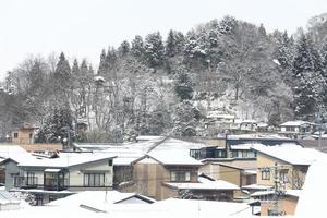 uitzicht op de stad Takayama in Japan in de sneeuw foto