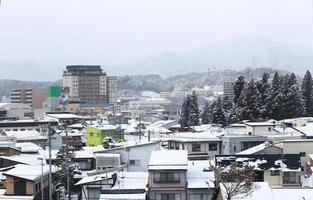 uitzicht op de stad Takayama in Japan in de sneeuw foto