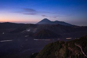 zonsopgang bij mount bromo vulkaan oost java, indonesië. foto