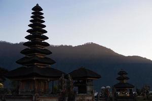 pura ulun danu-tempel aan een meer beratan. Bali foto