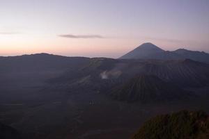 zonsopgang bij mount bromo vulkaan oost java, indonesië. foto