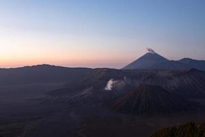 zonsopgang bij mount bromo vulkaan oost java, indonesië. foto