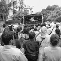 new delhi, india 1 juli 2022 - een enorme bijeenkomst van toegewijden uit verschillende delen van delhi ter gelegenheid van ratha yatra of rathyatra. rath voor heer jagannath getrokken door mensen, jagannath rath yatra foto